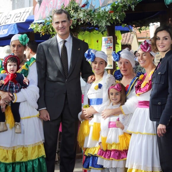 La reine Letizia et le roi Felipe VI d'Espagne visitaient le 24 octobre 2015 Colombres, élu Village modèle de la principauté des Asturies 2015.