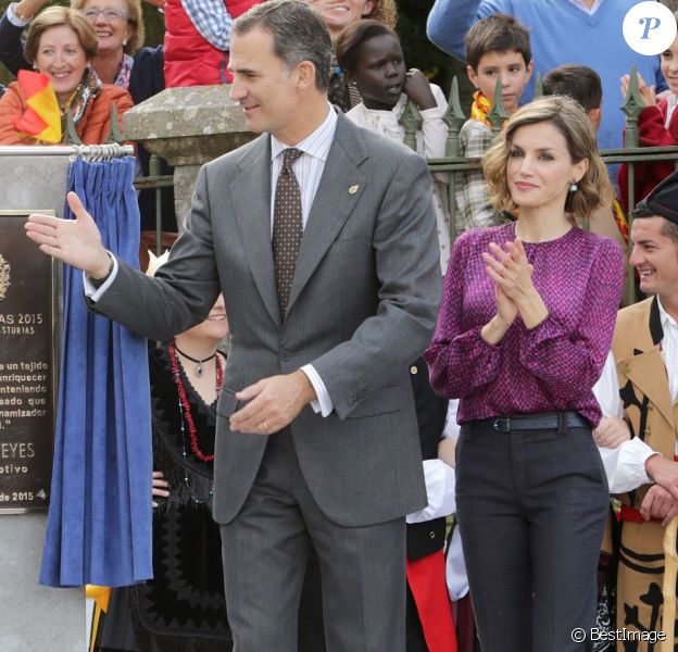 La reine Letizia et le roi Felipe VI d'Espagne visitaient le 24 octobre 2015 Colombres, élu Village modèle de la principauté des Asturies 2015.