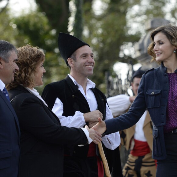 La reine Letizia et le roi Felipe VI d'Espagne visitaient le 24 octobre 2015 Colombres, élu Village modèle de la principauté des Asturies 2015.