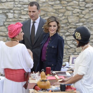 La reine Letizia et le roi Felipe VI d'Espagne visitaient le 24 octobre 2015 Colombres, élu Village modèle de la principauté des Asturies 2015.