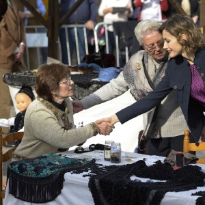 La reine Letizia et le roi Felipe VI d'Espagne visitaient le 24 octobre 2015 Colombres, élu Village modèle de la principauté des Asturies 2015.