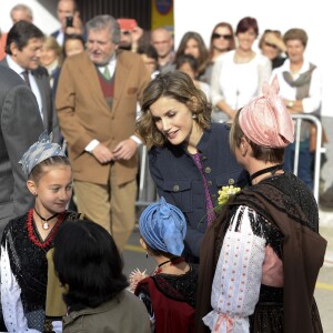 La reine Letizia et le roi Felipe VI d'Espagne visitaient le 24 octobre 2015 Colombres, élu Village modèle de la principauté des Asturies 2015.