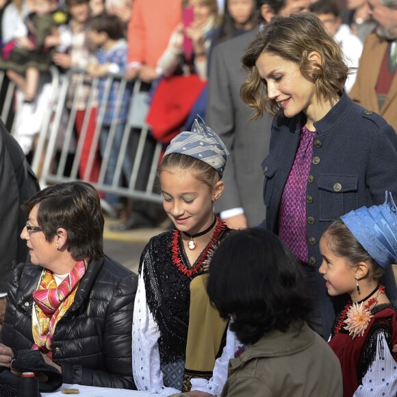 La reine Letizia et le roi Felipe VI d'Espagne visitaient le 24 octobre 2015 Colombres, élu Village modèle de la principauté des Asturies 2015.