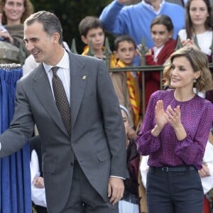 La reine Letizia et le roi Felipe VI d'Espagne visitaient le 24 octobre 2015 Colombres, élu Village modèle de la principauté des Asturies 2015.