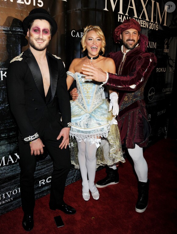 Valentin Chmerkovskiy, Peta Murgatroyd et Maksim Chmerkovskiy à la soirée Halloween du magazine Maxim à Los Angeles le 24 octobre 2015