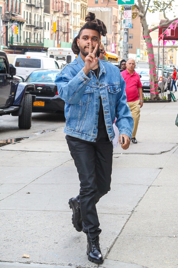 Bella Hadid et son compagnon The Weeknd (Abel Tesfaye) arrivent avec Gigi Hadid et son compagnon Joe Jonas à l'appartement de Gigi Hadid à New York, le 9 octobre à l'occasion du 19ème anniversaire de Bella Hadid.