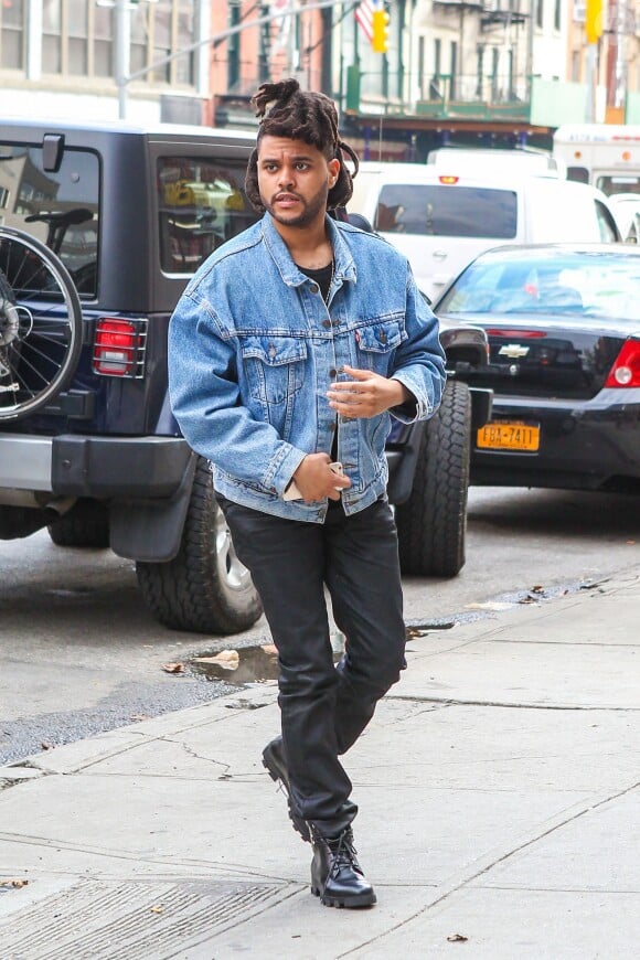 Bella Hadid et son compagnon The Weeknd (Abel Tesfaye) arrivent avec Gigi Hadid et son compagnon Joe Jonas à l'appartement de Gigi Hadid à New York, le 9 octobre à l'occasion du 19ème anniversaire de Bella Hadid.