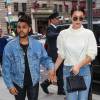Bella Hadid et son compagnon The Weeknd (Abel Tesfaye) arrivent à l'appartement de Gigi Hadid à New York, le 9 octobre à l'occasion du 19ème anniversaire de Bella Hadid.