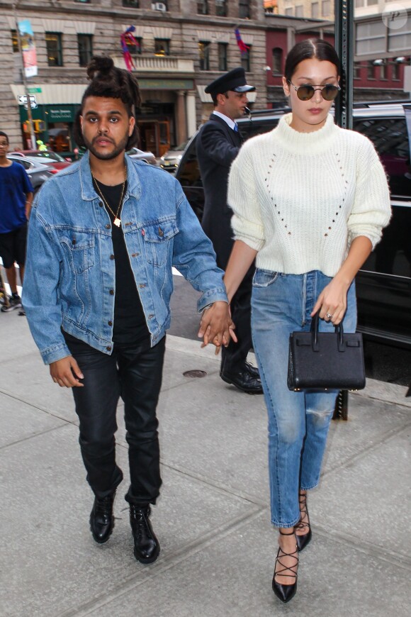 Bella Hadid et son compagnon The Weeknd (Abel Tesfaye) arrivent à l'appartement de Gigi Hadid à New York, le 9 octobre à l'occasion du 19ème anniversaire de Bella Hadid.