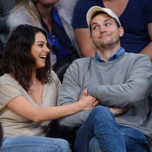 Mila Kunis et son fiancé Ashton Kutcher très amoureux et très complices au match de basket des Lakers à Oklahoma City, le 19 décembre 2014.