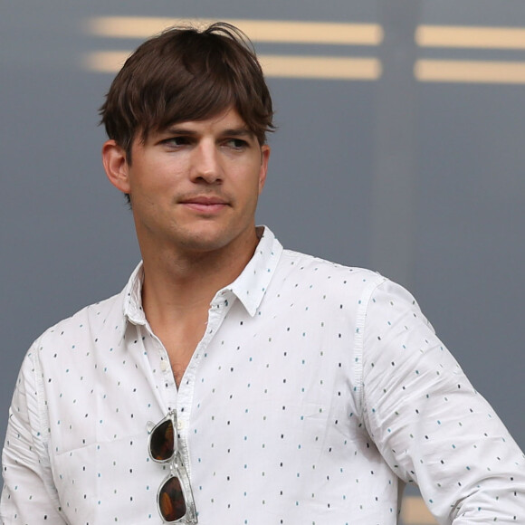 Ashton Kutcher assiste à la victoire de l'Allemagne sur le Brésil lors de la coupe du monde de football à Belo Horizonte au Brésil le 8 juillet 2014.