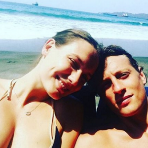 Ana Girardot pose avec son amoureux, Arthur de Villepin. (photo postée le 25 octobre 2015)
