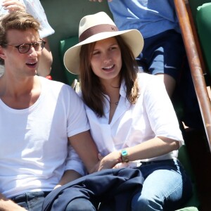 Ana Girardot et son compagnon Arthur - People dans les tribunes lors de la finale des Internationaux de tennis de Roland-Garros à Paris, le 6 juin 2015.