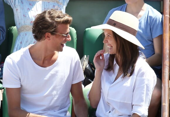 Ana Girardot et son compagnon Arthur - People dans les tribunes lors de la finale des Internationaux de tennis de Roland-Garros à Paris, le 6 juin 2015.