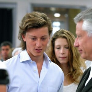 Dominique de Villepin votent avec ses enfants Marie et Arthur de Villepin, à Paris, le 22 avril 2007.