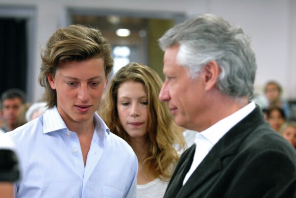 Dominique de Villepin votent avec ses enfants Marie et Arthur de Villepin, à Paris, le 22 avril 2007.
