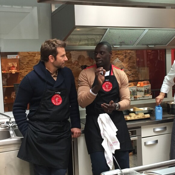 Bradley Cooper et Omar Sy chez L'Atelier du Chef à Paris le 25 octobre 2015.