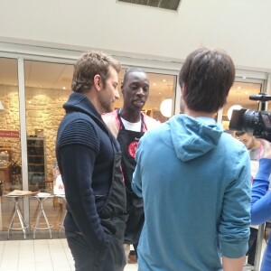 Bradley Cooper et Omar Sy en interview avec notre confrères d'AlloCiné chez L'Atelier du Chef à Paris le 25 octobre 2015.