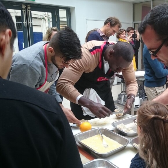 Omar Sy en action chez L'Atelier du Chef à Paris le 25 octobre 2015.