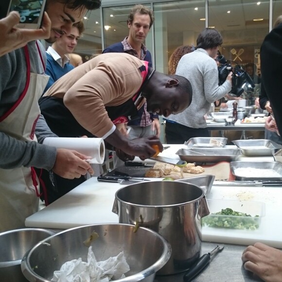 Bradley Cooper et Omar Sy chez L'Atelier du Chef à Paris le 25 octobre 2015.