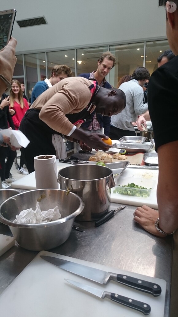 Bradley Cooper et Omar Sy chez L'Atelier du Chef à Paris le 25 octobre 2015.