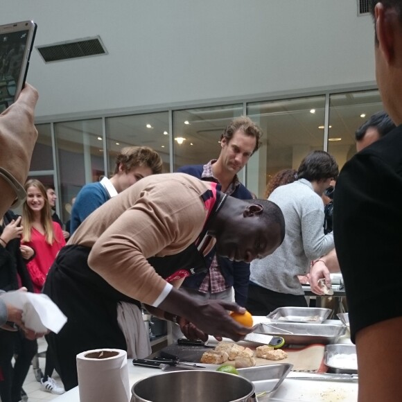 Bradley Cooper et Omar Sy chez L'Atelier du Chef à Paris le 25 octobre 2015.