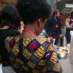 Bradley Cooper et Omar Sy chez L'Atelier du Chef à Paris le 25 octobre 2015.