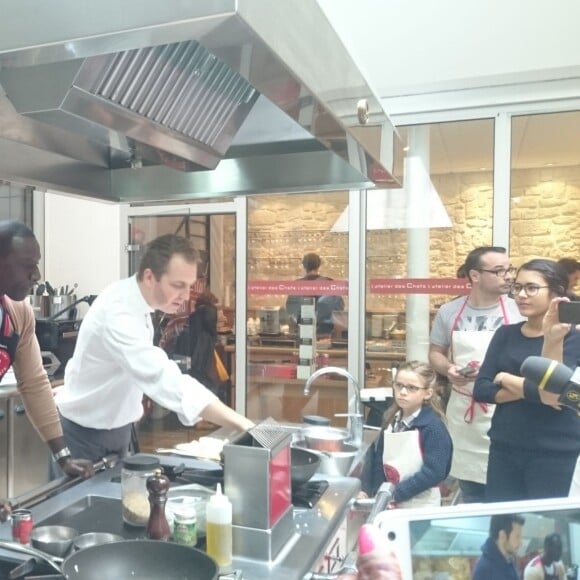 Bradley Cooper et Omar Sy chez L'Atelier du Chef à Paris le 25 octobre 2015.