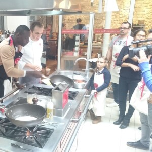 Bradley Cooper et Omar Sy chez L'Atelier du Chef à Paris le 25 octobre 2015.