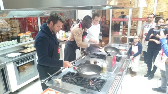 Bradley Cooper et Omar Sy chez L'Atelier du Chef à Paris le 25 octobre 2015.