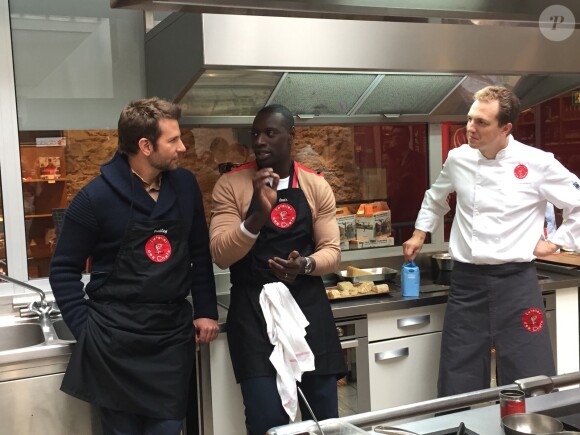Bradley Cooper et Omar Sy chez L'Atelier du Chef à Paris le 25 octobre 2015.