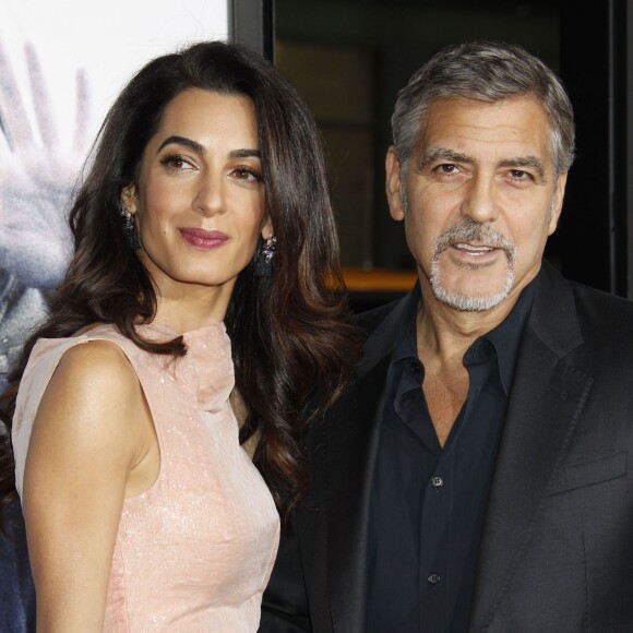George Clooney et sa femme Amal Alamuddin Clooney - Avant-première du film "Our Brand Is Crisis" au TCL Chinese Theater à Hollywood, le 26 octobre 2015.