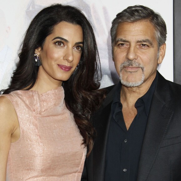 George Clooney et sa femme Amal Alamuddin Clooney - Avant-première du film "Our Brand Is Crisis" au TCL Chinese Theater à Hollywood, le 26 octobre 2015.