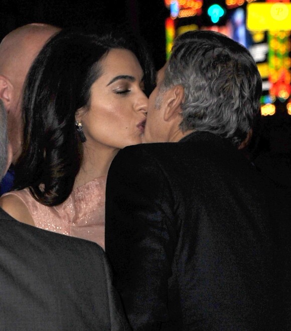 Amal Alamuddin et son mari George Clooney - Avant-première du film "Our Brand Is Crisis" au TCL Chinese Theater à Hollywood, le 26 octobre 2015.