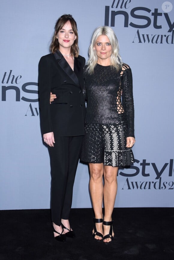 Dakota Johnson et la styliste Kate Young assistent à la première édition des InStyle Awards au Getty Center. Los Angeles, le 26 octobre 2015.