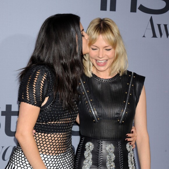 Selena Gomez et Michelle Williams assistent à la première édition des InStyle Awards au Getty Center. Los Angeles, le 26 octobre 2015.