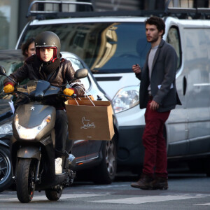 Exclusif - Kristen Stewart sur un scooter en tournage à Paris, dans Personal Shopper, d'Olivier Assayas, le 27 octobre 2015.