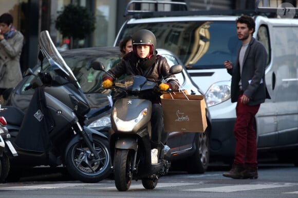 Exclusif - Kristen Stewart sur un scooter en tournage à Paris, dans Personal Shopper, d'Olivier Assayas, le 27 octobre 2015.