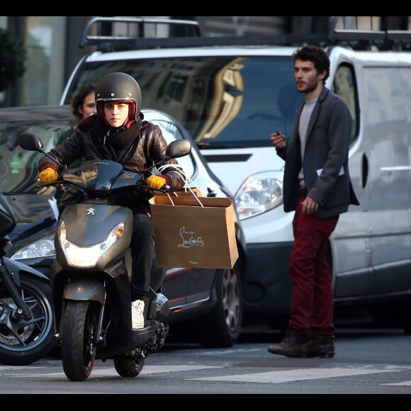 Exclusif - Kristen Stewart sur un scooter en tournage à Paris, dans Personal Shopper, d'Olivier Assayas, le 27 octobre 2015.