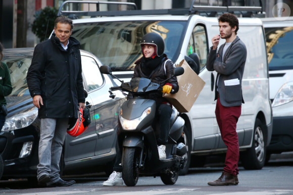 Exclusif - Kristen Stewart en tournage à Paris, dans Personal Shopper, d'Olivier Assayas, le 27 octobre 2015.