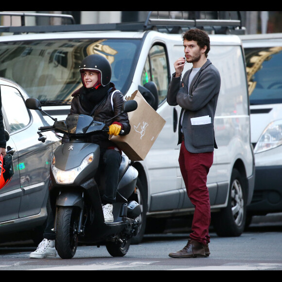 Exclusif - Kristen Stewart en tournage à Paris, dans Personal Shopper, d'Olivier Assayas, le 27 octobre 2015.