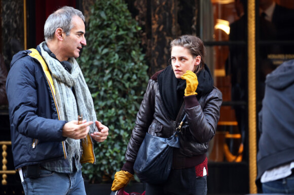 Exclusif - Kristen Stewart en discussion avec Olivier Assayas, sur le tournage à Paris du film Personal Shopper, le 27 octobre 2015.