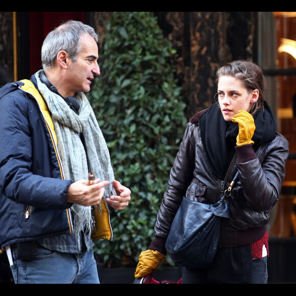 Exclusif - Kristen Stewart en discussion avec Olivier Assayas, sur le tournage à Paris du film Personal Shopper, le 27 octobre 2015.