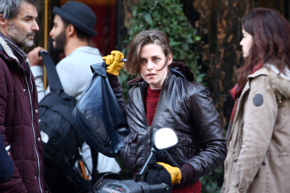 Exclusif - Kristen Stewart sur le tournage à Paris de Personal Shopper, d'Olivier Assayas, le 27 octobre 2015.