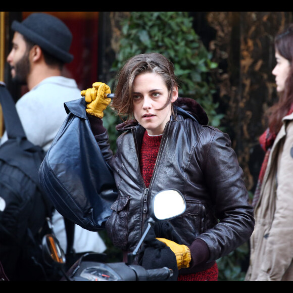Exclusif - Kristen Stewart sur le tournage à Paris de Personal Shopper, d'Olivier Assayas, le 27 octobre 2015.