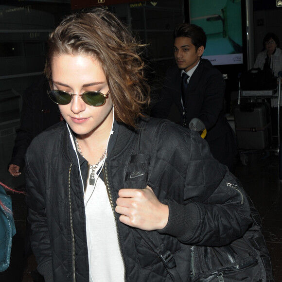 Kristen Stewart arrive à l'aéroport Roissy CDG le 25 octobre 2015.