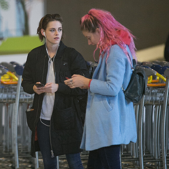 Kristen Stewart arrive à l'aéroport Roissy CDG le 25 octobre 2015.
