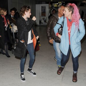 Kristen Stewart arrive à l'aéroport Roissy CDG le 25 octobre 2015.