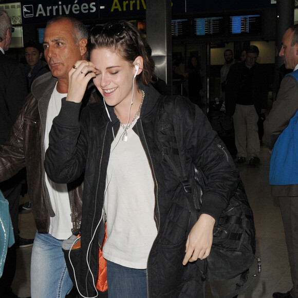 Kristen Stewart arrive à l'aéroport Roissy CDG le 25 octobre 2015.