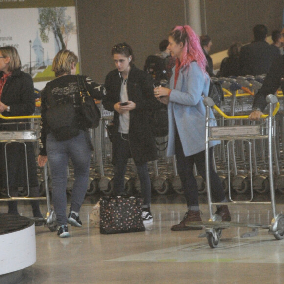 Kristen Stewart arrive à l'aéroport Roissy CDG le 25 octobre 2015.